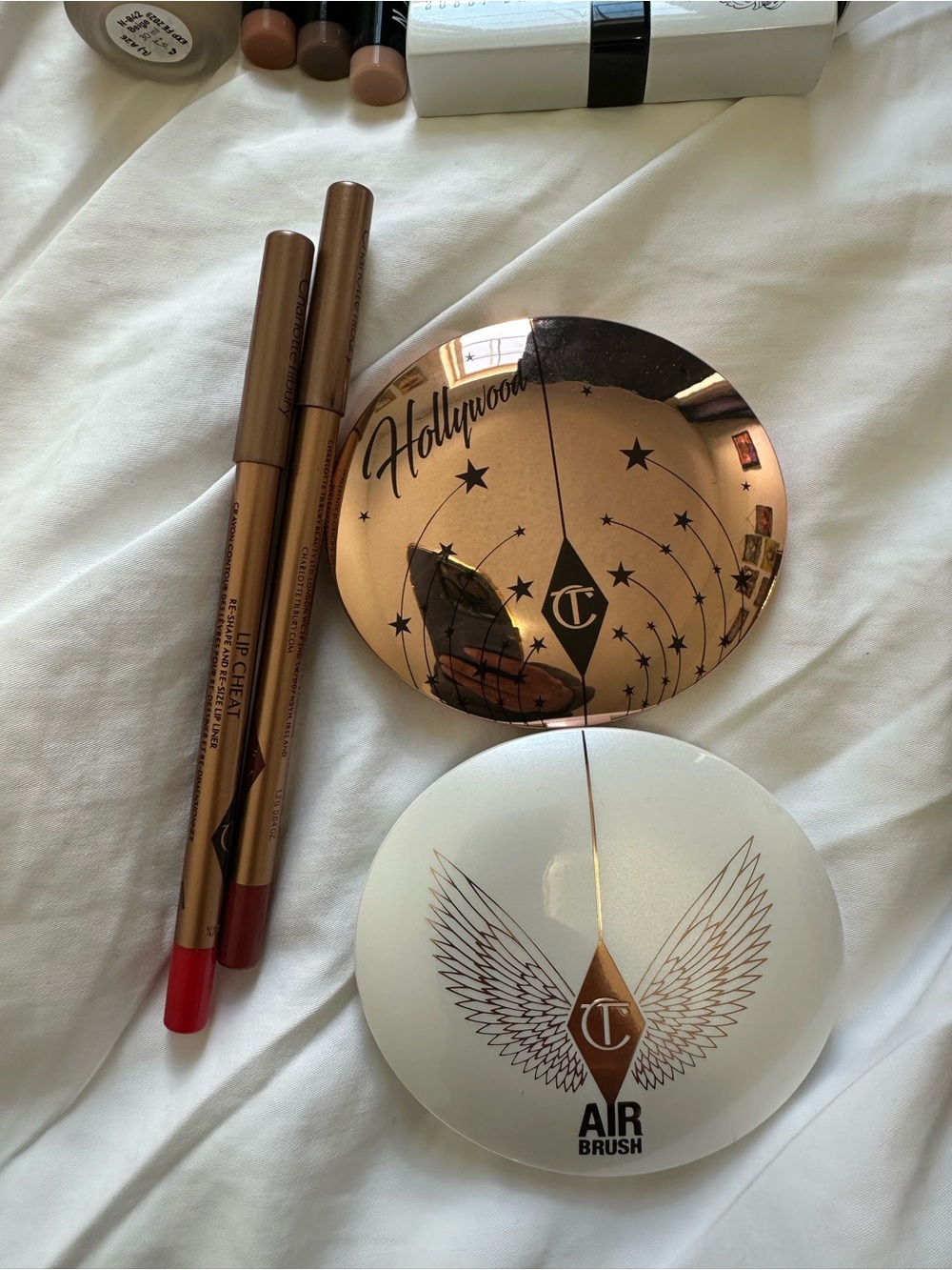 Charlotte Tilbury bundle: powder, highlighter and lipliners